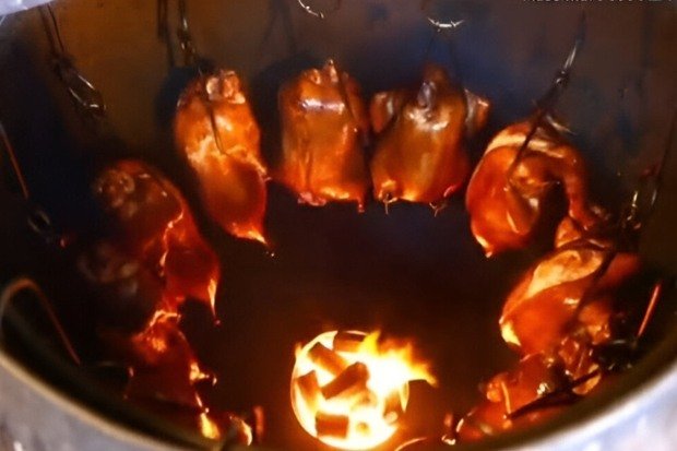 Proses Memasak Bebek Peking Secara Tradisional