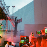 Mengapa Kita Terus Merekam Konser Lewat Layar Posel