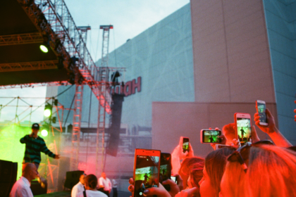 Mengapa Kita Terus Merekam Konser Lewat Layar Posel