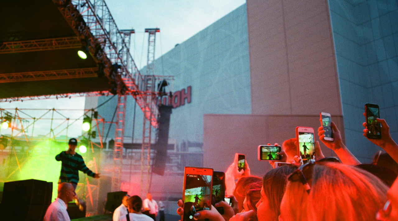 Mengapa Kita Terus Merekam Konser Lewat Layar Posel