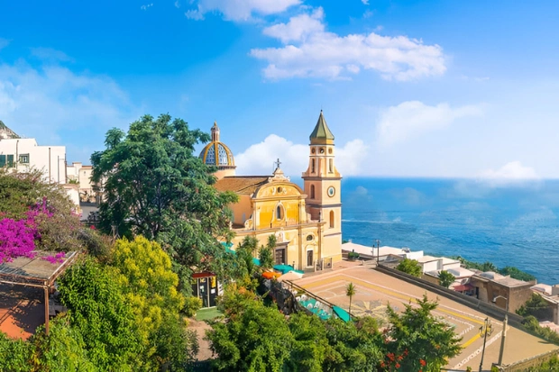 Pemandangan Laut dan Aktivitas Wisata