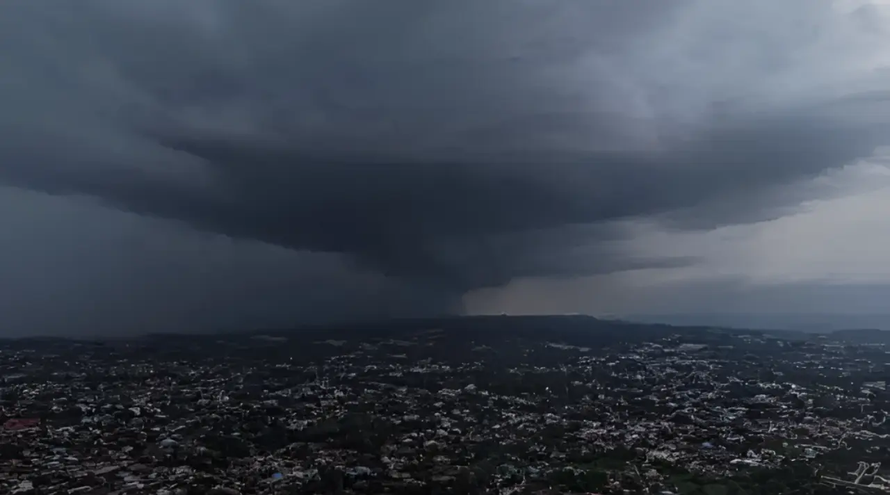 Prakiraan Cuaca BMKG, Hujan Petir Ancam Kota Besar Hari Ini