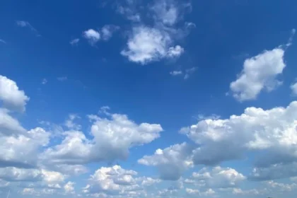 Warna Langit Biru dan Maknanya bagi Kehidupan Masyarakat