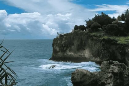 Pesona Pantai Gesing Gunung Kidul yang Tenang dan Bersahaja